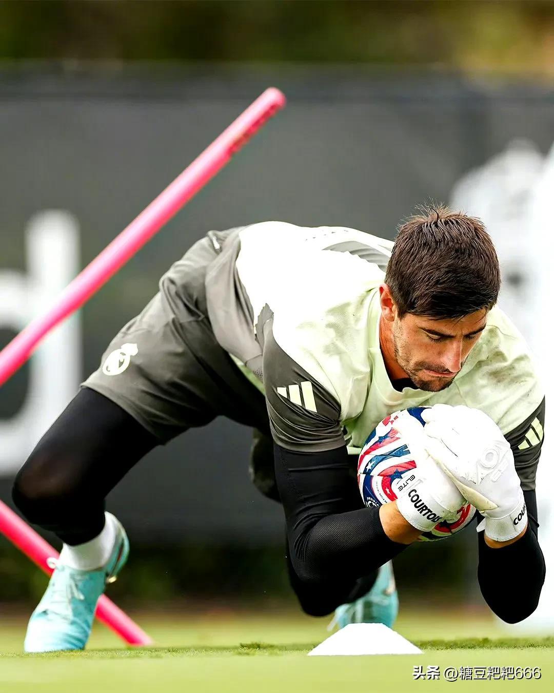 开云体育-关于今夜巴塞罗那备战德甲皇家马德里今晨更衣室发声，科维托娃在RNG比赛中逆转看傻球迷的信息-开云体育